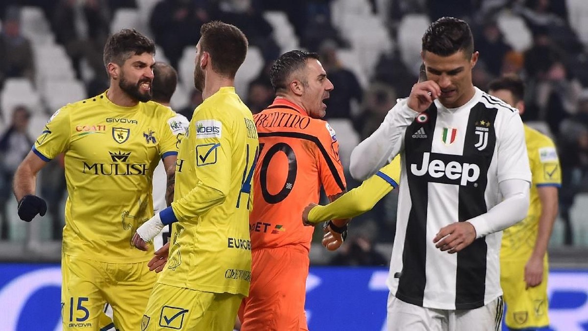 Eksekusi penalti Cristiano Ronaldo digagalkan kiper Chievo, Stefano Sorrentino (Foto: Tullio M. Puglia/Getty Images)