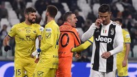 Ronaldo yang maju sebagai eksekutor gagal menyarangkan bola ke dalam gawang. (Foto: Tullio M. Puglia/Getty Images)