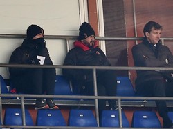Gennaro Gattuso tak berada di pinggir lapangan saat Milan melawan Genoa. Dia menjalani skorsing. (Foto: Paolo Rattini/Getty Images)