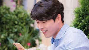Bikin Gagal Fokus! Begini Gaya Hyun Bin Saat Racik Kopi dan Kulineran