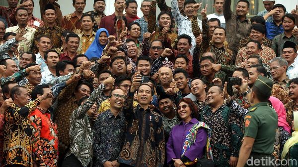 Nelayan Selfie Satu Jari dengan Jokowi