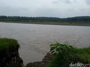 Perahu Penyeberangan Terbalik di Brebes, 1 Penumpang Tewas Perahu Penyeberangan Terbalik di Brebes, 1 Penumpang Tewas