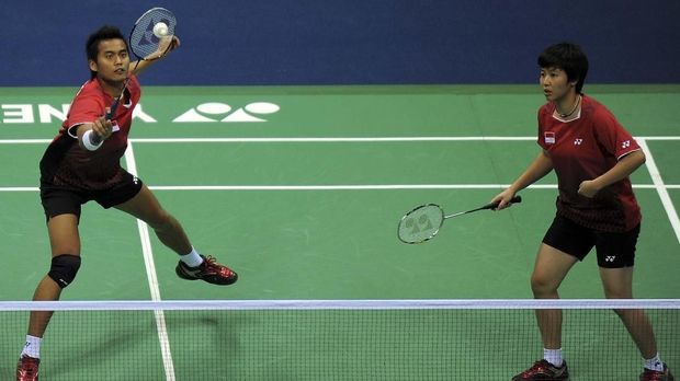 Indonesian badminton players Ahmad Tantowi and Natsir Liliyana return a shot against compatriots Fen Kurniawan and Pia Bernadeth in their Mixed doubles Final badminton match during the Yonex-Sunrise India Open Superseries 2011 at The Siri Fort Sports Complex in New Delhi on May 1, 2011. Tantowi and Liliyana won 21-18, 23-21.     AFP PHOTO/MANAN VATSYAYANA (Photo by MANAN VATSYAYANA / AFP)