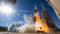 Melihat Satelit Mata-mata Misterius Amerika Melesat ke Angkasa