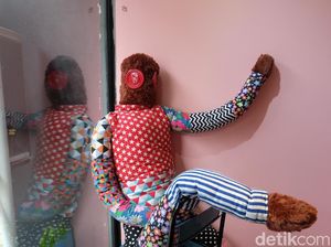 Main-main dengan Lukisan Mata Kancing di Kedai Kopi Main-main dengan Lukisan Mata Kancing di Kedai Kopi