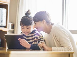 Bunda, Terapkan 4 Aturan Penting Jika Anak Ingin Bermain Medsos