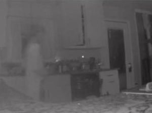 Lewat CCTV Dapur, Ibu Ini Lihat Anaknya yang Sudah Meninggal