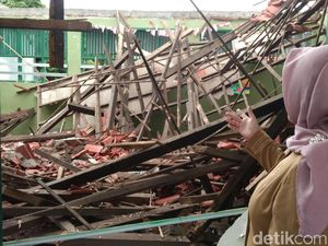 Dimakan Usia dan Diguyur Hujan Deras, Atap 2 Kelas SMP Cirebon Ambruk