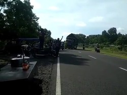 Ngeri! Video Truk Goyang Tabrak Pemotor