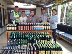 Polisi Sita Ratusan Botol Miras di Cileunyi dan Ciwidey