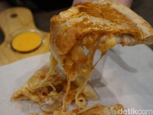 Sajian Mantap Pizza Lipat Isi Keju dan Blackpepper Wagyu Rice