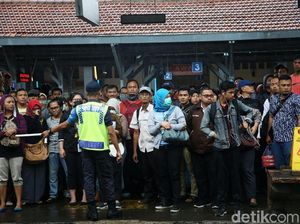 5 Tips Survive Desak-desakan Naik KRL di Jam Sibuk 5 Tips Survive Desak-desakan Naik KRL di Jam Sibuk