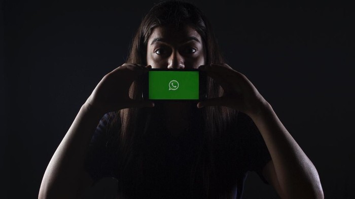 Forward WhatsApp dibatasi untuk tangkal hoax, tapi jangan lupakan penegakan hukum dan literasi digital yang amat penting. (Foto: Photo by Rachit Tank on Unsplash)