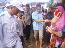 Sandiaga Nyeker Lintasi Jalan Becek Saat Temui Petani di Bekasi