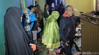 Para kerabat dan tetangga berbondong-bondong melayat ke rumah keluarga Ronaldikin. (Foto: Wisma Putra)