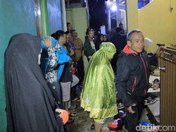 Para kerabat dan tetangga berbondong-bondong melayat ke rumah keluarga Ronaldikin. (Foto: Wisma Putra)