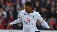 Dari Berlin, Boateng pindah ke London untuk membela Tottenham Hotspur. Dua musim ia berseragam Lilywhites, namun minim kesempatan bermain dengan cuma tampil 14 kali dari 2007 hingga 2009. (Foto: Phil Cole/Getty Images)
