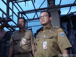 Datangi Lokasi Kebakaran di Tomang, Anies Berbincang dengan Warga