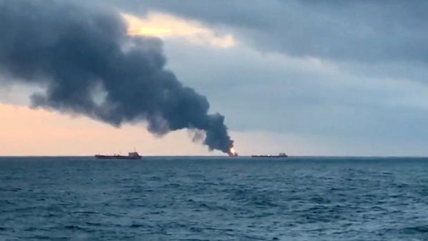Situasi di lokasi saat dua kapal tanker berbendera Tanzania terbakar di perairan dekat Crimea