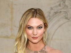 Komentar Menohok Karlie Kloss Soal Alasan Pembatalan Show Victorias Secret
