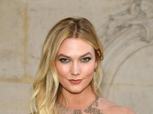 Komentar Menohok Karlie Kloss Soal Alasan Pembatalan Show Victorias Secret Komentar Menohok Karlie Kloss Soal Alasan Pembatalan Show Victorias Secret