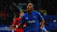 Boateng pun kembali ke Inggris dan membela Portsmouth. Semusim ia membela Pompe pada musim 2009-2010. (Foto: Clive Rose/Getty Images)