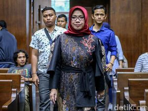 Berkerudung Merah, Eni Saragih Kembali Jalani Sidang Lanjutan Berkerudung Merah, Eni Saragih Kembali Jalani Sidang Lanjutan