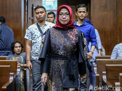 Berkerudung Merah, Eni Saragih Kembali Jalani Sidang Lanjutan