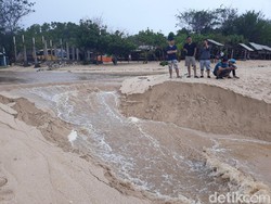 Pasir Pantai Sundak Gunungkidul Terbelah
