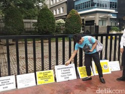 Koalisi Pejalan Kaki Tabur Bunga di Tugu Tani