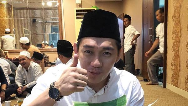 Keseruan Ifan Seventeen Ngopi di Pontianak hingga Makan Pakai Alas Daun