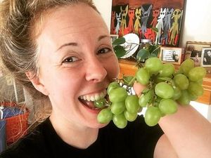 Tak Punya Tangan Kiri, Wanita Ini Gunakan Benjolan di Tangannya untuk Masak