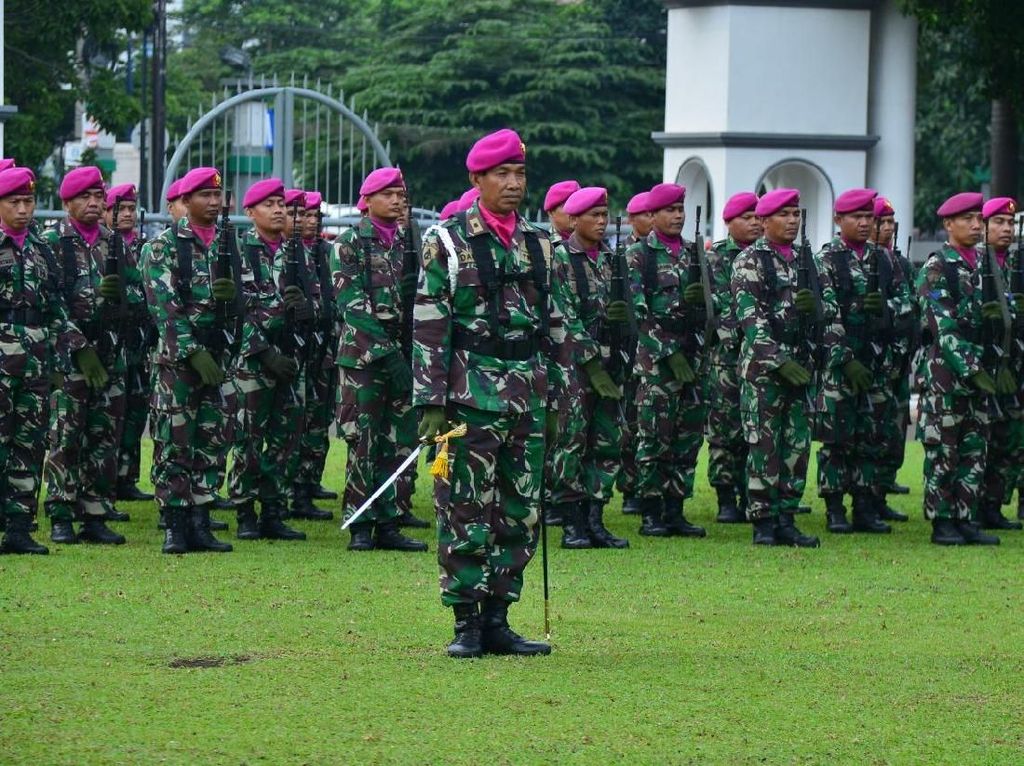 TNI Netral di Pemilu, Prajurit Marinir Diingatkan Tak Pose Jari Khas Paslon TNI Netral di Pemilu, Prajurit Marinir Diingatkan Tak Pose Jari Khas Paslon