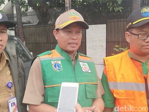 Petugas Bersihkan Sisa-sisa Kebakaran Tomang