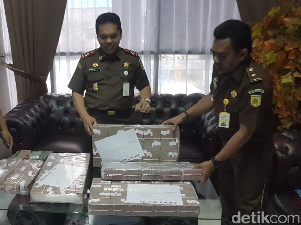 Cash! Koruptor Shelter Tsunami Banten Balikin Duit Korupsi Rp 4,6 M Cash! Koruptor Shelter Tsunami Banten Balikin Duit Korupsi Rp 4,6 M