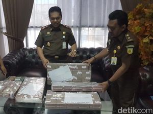 Cash! Koruptor Shelter Tsunami Banten Balikin Duit Korupsi Rp 4,6 M Cash! Koruptor Shelter Tsunami Banten Balikin Duit Korupsi Rp 4,6 M