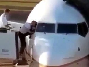 Lupa Bawa Kunci, Pilot Ini Masuk Kokpit Lewat Jendela