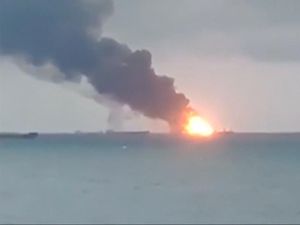 Dua Kapal Terbakar di Krimea, 11 Orang Tewas Terpanggang Dua Kapal Terbakar di Krimea, 11 Orang Tewas Terpanggang