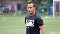 Eks pemain Persib Bandung ini berencana mengambil lisensi kepelatihan tahun ini.