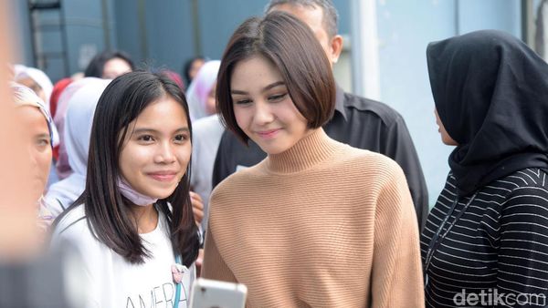 Saat Vanesha Prescilla Jadi Rebutan Selfie