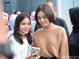 Saat Vanesha Prescilla Jadi Rebutan Selfie Saat Vanesha Prescilla Jadi Rebutan Selfie