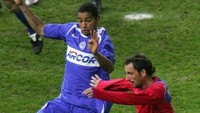 Kevin-Prince Boateng (biru) mengawali karier profesionalnya bersama Hertha Berlin. Begini aksinya sekitar tahun 2005 silam. (F)oto: OLIVER LANG / AFP