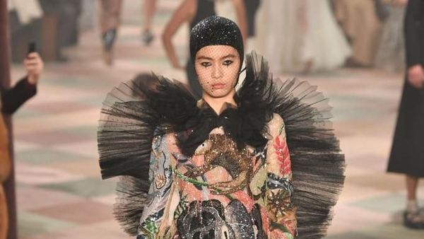 Foto: Badut Anggun Dalam Sirkus Dior di Paris Fashion Week Couture 2019