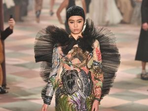 Foto: Badut Anggun Dalam Sirkus Dior di Paris Fashion Week Couture 2019 Foto: Badut Anggun Dalam Sirkus Dior di Paris Fashion Week Couture 2019
