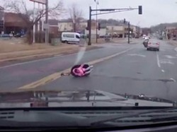 Waduh, Ibu Ini Tidak Sadar Anaknya Jatuh dari Mobil