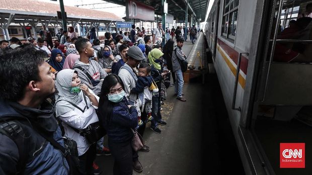 Mobilitas penumpang commuter line di Stasiun Manggarai, Jakarta,Selasa, 22 Januari 2019. Guna mempercepat proses revitalisasi, selama kurang lebih 45 hari ke depan jalur 10 Stasiun Manggarai tidak bisa melayani naik dan turun penumpang. Penutupan yang dilakukan pada Rabu (23/1) itu karena adanya pekerjaan konstruksi dengan alat berat. CNNIndonesia/Safir Makki