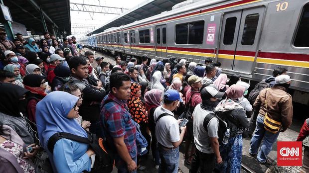 Antrean penumpang KRL pada jam sibuk.