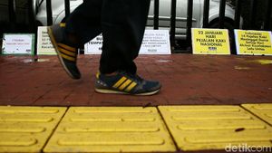 Tabur Bunga Peringati Hari Pejalan Kaki di Tugu Tani