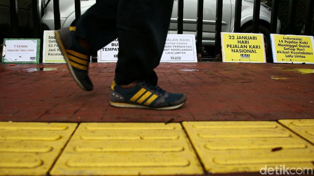 Tabur Bunga Peringati Hari Pejalan Kaki di Tugu Tani Tabur Bunga Peringati Hari Pejalan Kaki di Tugu Tani