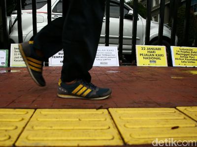 Tabur Bunga Peringati Hari Pejalan Kaki di Tugu Tani